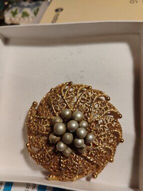 Lindy Lee or Endy Lee signed Vintage Brooch